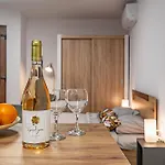 Cozy & Parking - Subject To Availability Апартаменты *