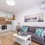 Cozy & Parking - Subject To Availability * Várna
