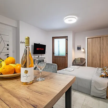 Cozy & - Parking - Subject To Availability *